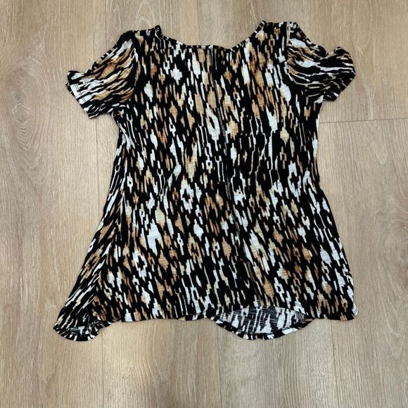 Cable & Gauge, Cold Shoulder Animal Print V-neck T-Shirt, Women’s Medium - Picture 3 of 8